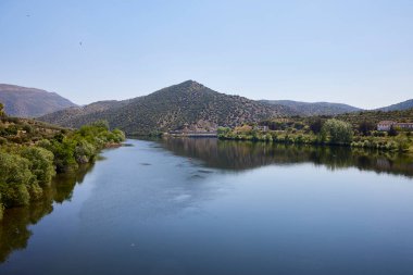 Douro Nehri. Nehir yatağı. İber Yarımadası 'nın kuzeybatısındaki en önemli nehirdir. Pico Urbin 'in güney yamacından deniz seviyesinden yaklaşık 2160 metre yükselir ve Oporto haliçlerine akar..