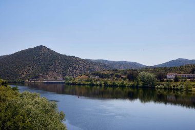 Douro Nehri. Nehir yatağı. İber Yarımadası 'nın kuzeybatısındaki en önemli nehirdir. Pico Urbin 'in güney yamacından deniz seviyesinden yaklaşık 2160 metre yükselir ve Oporto haliçlerine akar..