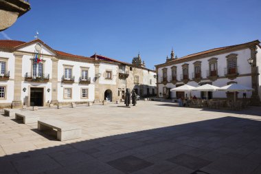 Su oyunu. Birkaç dikey su püskürtüsü ile çeşme