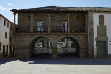 Su oyunu. Birkaç dikey su püskürtüsü ile çeşme