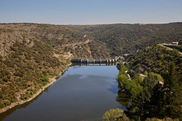 Duero Nehri 'nin genel manzarası ve bir su deposu