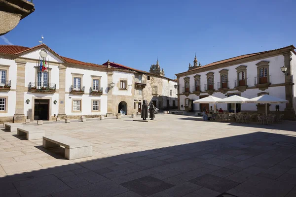 Su oyunu. Birkaç dikey su püskürtüsü ile çeşme