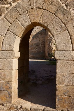 Taş kemer, eski ortaçağ yapısı.