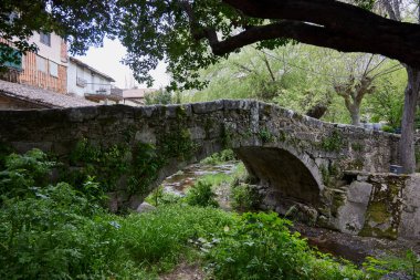 La Alberca (İspanya), 3 Mayıs 2022. Tipik evler. Bu Salamanca kasabası İspanya 'da ulusal çıkarların kültürel varlığı olarak kabul edilen ilk kasabadır. Las Batuecas bölgesine ait.