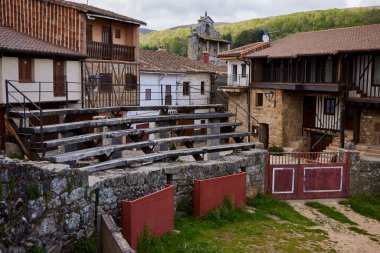 San Martn del Castaar (İspanya), 3 Mayıs 2022. Boğa güreşi İspanya 'nın en eski ikinci boks ringidir. Kökeni, kalenin eski geçit töreni alanından geliyor. Şekli oval ve dikdörtgen arasında olduğu için tipik bir boğa güreşi değildir.