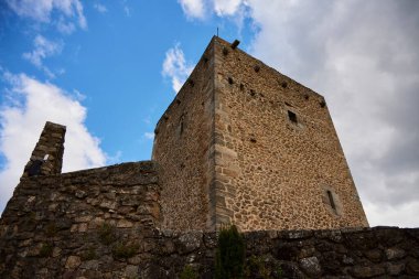 San Martn del Castaar (İspanya), 3 Mayıs 2022. Kale. Fransa nehrinin yanında. 15. yüzyıldan kalma. Bağlılık kulesinin bir kısmı ve ana çitin duvarları korunmuş..