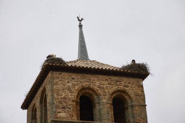 Tbara (İspanya), 3 Mayıs 2022. Hüküm Kilisesi 'ndeki leylekler. Romanesk tarzı bu. 1931 'de Kültürel Faiz Varlığı ilan edildi. Ana unsuru kule.