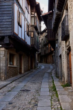 La Alberca (İspanya), 3 Mayıs 2022. Tipik evler. Bu Salamanca kasabası İspanya 'da ulusal çıkarların kültürel varlığı olarak kabul edilen ilk kasabadır. Las Batuecas bölgesine ait.