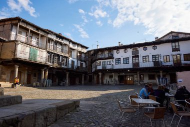 La Alberca (İspanya), 3 Mayıs 2022. Tipik evler. Bu Salamanca kasabası İspanya 'da ulusal çıkarların kültürel varlığı olarak kabul edilen ilk kasabadır. Las Batuecas bölgesine ait.