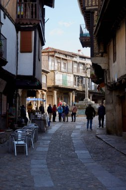 La Alberca (İspanya), 3 Mayıs 2022. Tipik evler. Bu Salamanca kasabası İspanya 'da ulusal çıkarların kültürel varlığı olarak kabul edilen ilk kasabadır. Las Batuecas bölgesine ait.