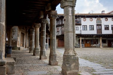 La Alberca (İspanya), 3 Mayıs 2022. Tipik evler. Bu Salamanca kasabası İspanya 'da ulusal çıkarların kültürel varlığı olarak kabul edilen ilk kasabadır. Las Batuecas bölgesine ait.