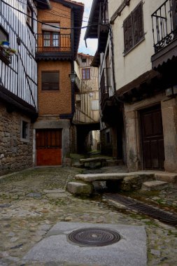 La Alberca (İspanya), 3 Mayıs 2022. Tipik evler. Bu Salamanca kasabası İspanya 'da ulusal çıkarların kültürel varlığı olarak kabul edilen ilk kasabadır. Las Batuecas bölgesine ait.