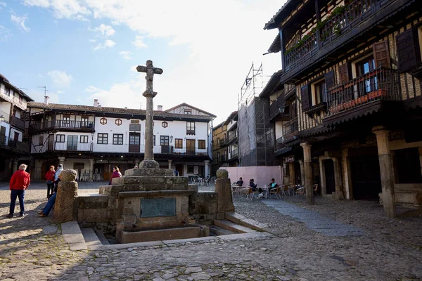 La Alberca (İspanya), 3 Mayıs 2022. Tipik evler. Bu Salamanca kasabası İspanya 'da ulusal çıkarların kültürel varlığı olarak kabul edilen ilk kasabadır. Las Batuecas bölgesine ait.