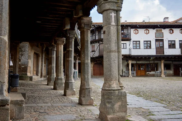 La Alberca (İspanya), 3 Mayıs 2022. Tipik evler. Bu Salamanca kasabası İspanya 'da ulusal çıkarların kültürel varlığı olarak kabul edilen ilk kasabadır. Las Batuecas bölgesine ait.