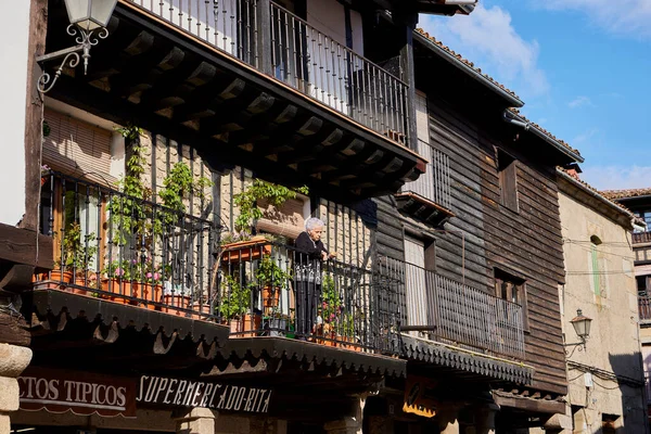 Alberca Spain May 2022 Woman Balcony Town Salamanca First Spain — Stockfoto