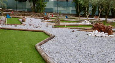 Mini golf. Küçük bir golf oyununun delikleri ve bayrakları