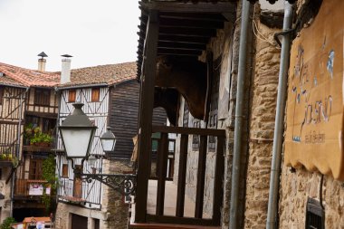 Mogarraz (İspanya), 3 Mayıs 2022. Tipik sokaklar. Bu Salamanca kasabası ulusal çıkarların kültürel varlığı olarak kabul ediliyor. Las Batuecas bölgesine ait.