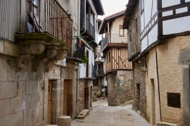 Mogarraz (İspanya), 3 Mayıs 2022. Tipik sokaklar. Bu Salamanca kasabası ulusal çıkarların kültürel varlığı olarak kabul ediliyor. Las Batuecas bölgesine ait.
