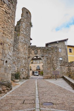 San Martn del Castaal (İspanya), 3 Mayıs 2022. Tipik sokaklar. Bu Salamanca kasabası ulusal çıkarların kültürel varlığı olarak kabul ediliyor. Las Batuecas bölgesine ait.