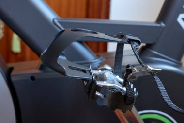 Pedal çeviriyorum. Kapalı bisiklet pedalı.