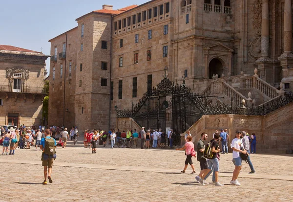 Santiago de Compostela (İspanya), 14 Haziran 2022. Kutsal Yıl. Jübileyi kazanmak için katedrale girmeden önce Plaza del Obradoiro 'daki çeşitli ülkelerden hacılar..
