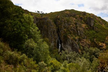 Pitoes şelalesi. Gers Doğal Parkı 'nda (Portekiz) yer almaktadır.)