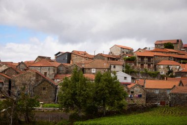 Portekiz 'in kuzeyindeki Pitoes das Jnias köyünün panoramik manzarası.