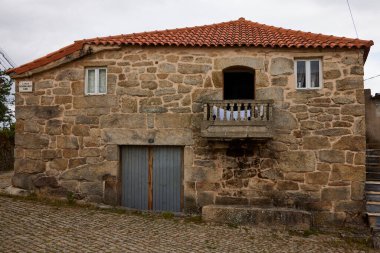Tourm (Portekiz), 25 Haziran 2022. Tipik bir ev. Ülkenin kuzeyindeki bu köyde taş yapımı, İspanya sınırında.