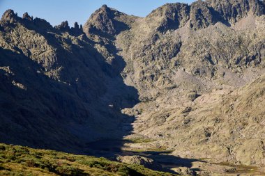 Gredos Sirki. Almanzor gibi bölgenin ana doruklarının yükselmeye başladığı yerdir.