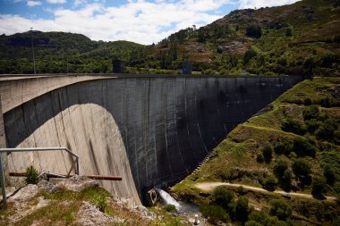 Vilarinho (Portekiz), 27 Haziran 2022. Vilarinho Barajı. Ülkenin kuzeyindeki Gers Doğal Parkı 'ndaki birkaç su rezervinden biridir..