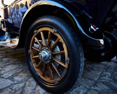 Santiago de Compostela, 30 Temmuz 2022. Eski arabalar. Şehrin şenlikleri sırasında düzenlenen bir festivalde klasik araba parçaları.