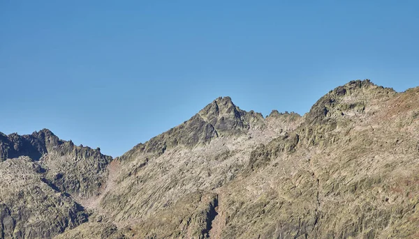 Almanzor Tepesi. 2.500 metreden fazla rakımıyla İspanya Merkez Sistemi 'nin en yüksek dağıdır.