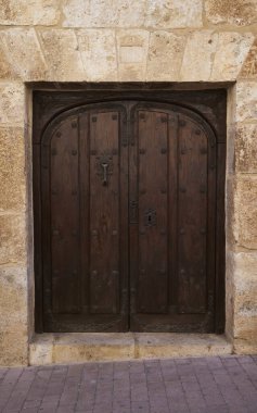 San Esteban de Gormaz (İspanya), 5 Eylül 2022. Görkemli bir evin tipik kapısı. Soria, Afrika kıtasında bulunan Castilla y Len devletinde bir şehirdir. Kasaba tarihi-sanatsal alan ilan edildi.