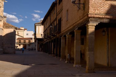 El Burgo de Osma (İspanya), 5 Eylül 2022. Galerisi olan tipik bir ev, Soria ilinin (Castilla y Len) bir kasabasıdır.). 