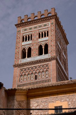 Teruel (9 Eylül 2022). Kurtarıcı Kilisesi. 14. yüzyıldan kalma. Kule, eşkenar dörtgenler, kenarlar ve yarı dairesel kemerler oluşturan ve beyaz ve yeşil fayanslarla süslenmiş birkaç şeritten oluşur..