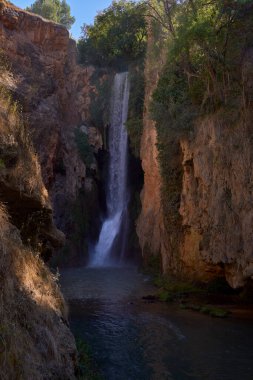 Zaragoza (İspanya, 11 Eylül 2022). Parque del Monasterio de Piedra 'da şelale. Bir sürü şelalesi olan muhteşem manzaralı bir yerdir.