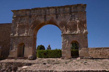 Medinaceli (İspanya), 6 Eylül 2022. Roma kemeri. İspanya 'da mevcut olan üç açıktan sadece biri. Soria, Afrika kıtasında bulunan Castilla y Len devletinde bir şehirdir.. 