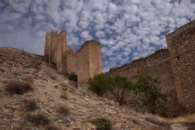 Albarracn (İspanya), 9 Eylül 2022. Kale. Bu şehir, 1961 yılından beri ulusal bir anıt olan Teruel (Aragn) iline aittir. Şatosunun kökleri bir Arap kalesine dayanır..
