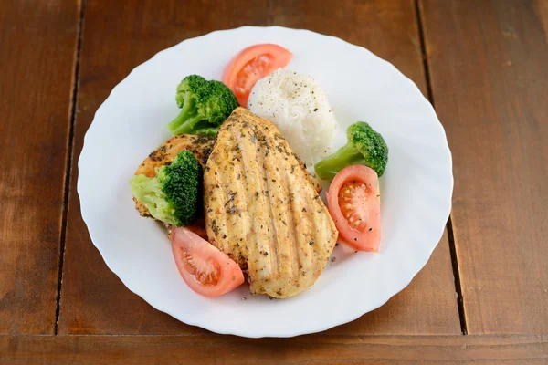 Grilled chicken breast with rice and vegetables — Stock Photo, Image