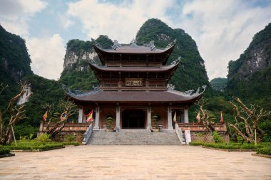 Ninh Binh, Trang An, Vietnem - 29 Şubat 2020 - Trang An, Trang An 'daki tapınaklardan biri UNESCO Dünya Mirasları Alanıdır ve tekne mağarası turlarıyla ünlüdür. Vietnam topraklarında Halong Körfezi.