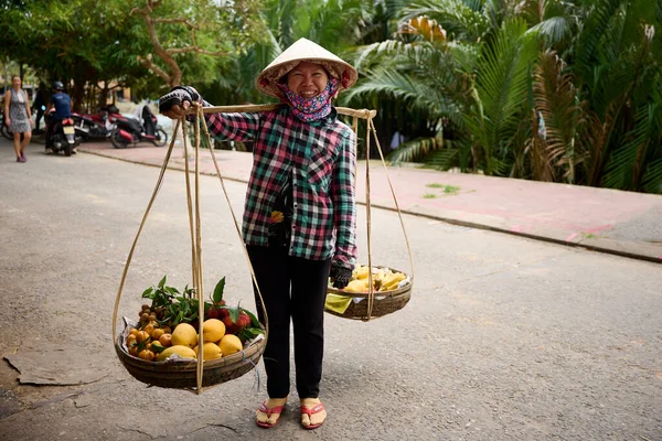 Chi Minh Vietnem Mar 2020 Una Mujer Vendiendo Fruta Ciudad —  Fotos de Stock