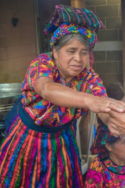 Tipik Maya renk kostümlü yaşlı yerli kadın covid 19 salgınının ortasında