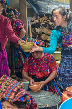 Kadınlar cajola 'da tipik Maya yemeği tabakları dağıtıyorlar ve covid 19 salgınının ortasında güzel renkler var.