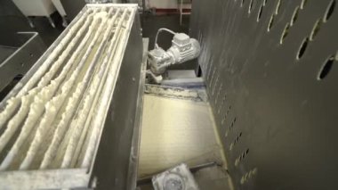 Ekmek baget üretimi için endüstriyel ölçekte bir makine. Hamur ürünleri.