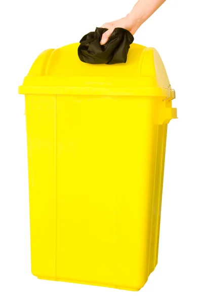 Müll in die gelbe Tonne werfen — Stockfoto