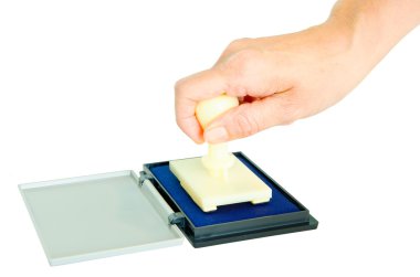 el ve beyaz arka plan üzerinde izole mavi bir yastık üzerinde lastik damgası
