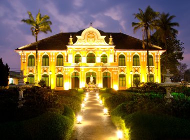 Phraya abhaibhubate Binası, eski bina