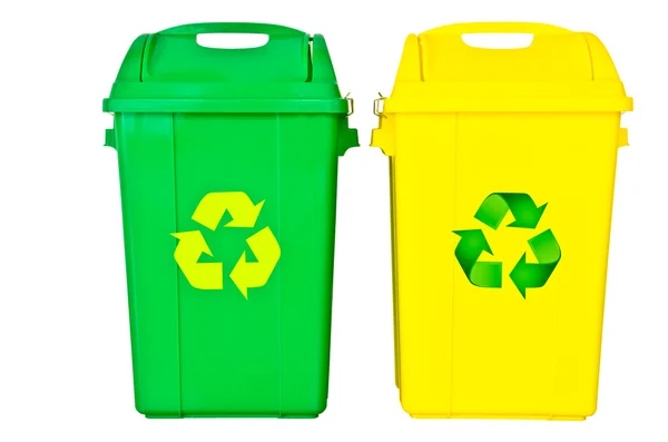 Зеленый и желтый мусорный бак — стоковое фото