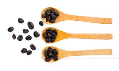 kahve çekirdekleri üzerine tahta kaşıklar