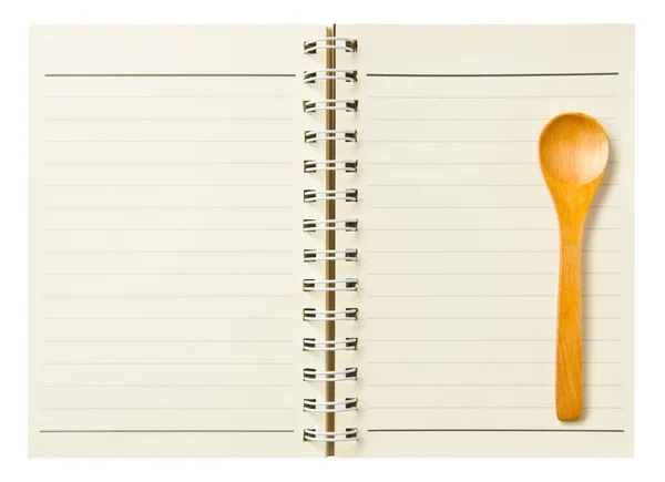 Cuchara de madera en el cuaderno aislado sobre fondo blanco . — Foto de Stock